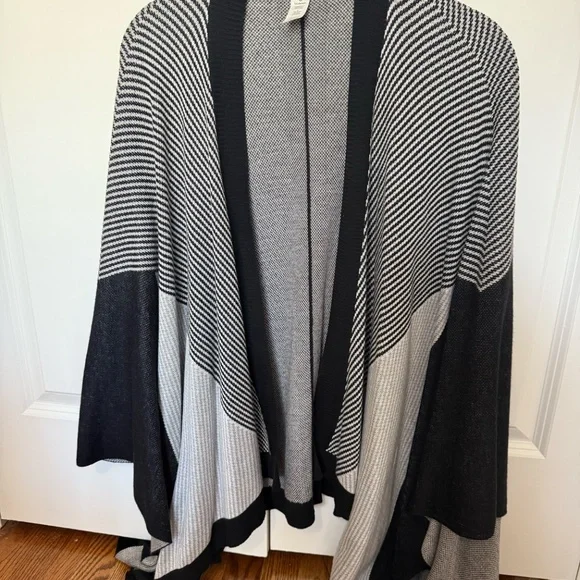 Lululemon Cape type Sweater - Picture 4 of 4